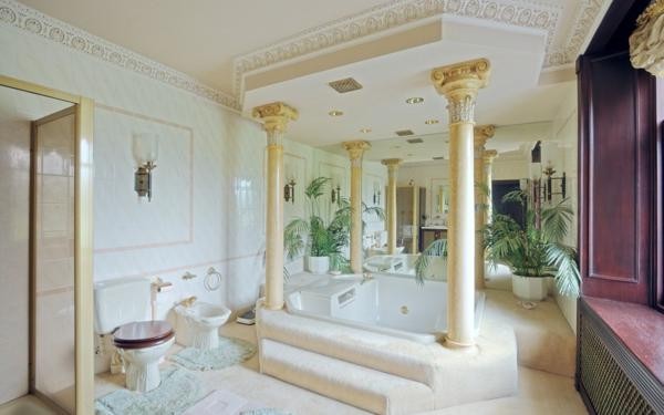 Denfield House, by Arbroath, Angus Giá 595.000 bảng Anh Phòng tắm này có một bồn tắm cao cấp hiệu Jacuzzi với những chiếc trụ cột trang trí ở các góc. Dù mang chút ảnh hưởng phong cách hoàng gia nhưng dường như nó không được đánh giá cao về sự sang trọng.
